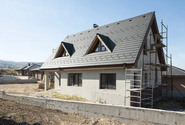 Nové Stavět Domy Černá Střecha Hora — Stock fotografie