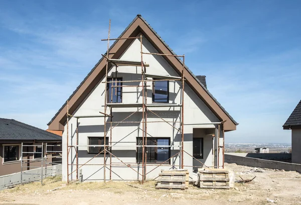 Nieuwbouw Huizen Zwart Dak Berg — Stockfoto