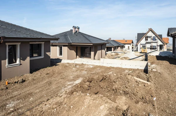 Novas Casas Construção Dia Ensolarado Local Construção — Fotografia de Stock