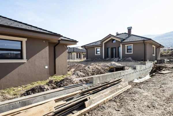 Des Maisons Neuves Journée Ensoleillée Travaux Construction — Photo