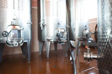 Winery içinde şarap fermenters