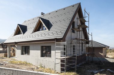 Yeni evler inşa. Siyah tavan, dağ