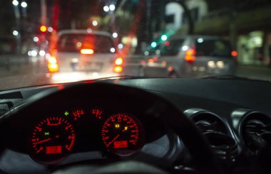 Araba Pano ve pencere geceleri. Trafik ışıkları