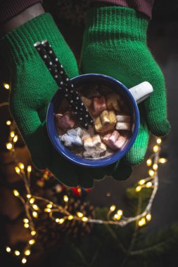 Fincan süt ve krema. Noel ışıkları ve süs eşyaları