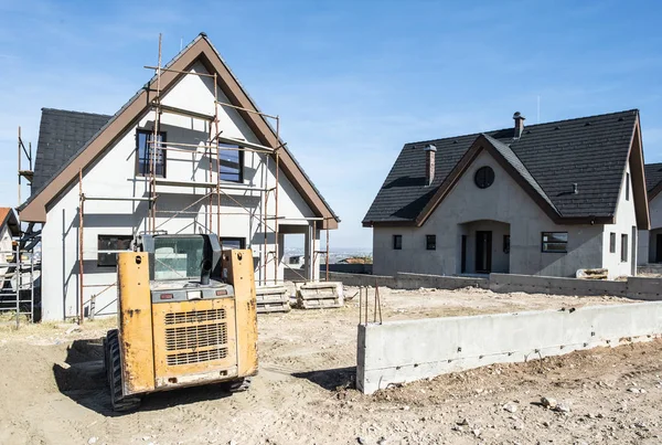 Budować Nowe Domy Czarny Dach Góra — Zdjęcie stockowe