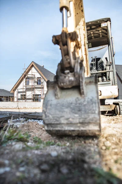 Escavadeira Casas Recém Construídas Canteiro Obras — Fotografia de Stock