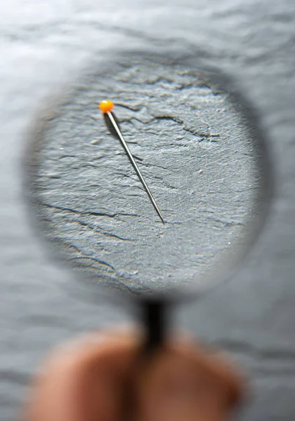 Visualize Pequena Agulha Através Lupa Fundo Escuro Conceito Para Pesquisar — Fotografia de Stock