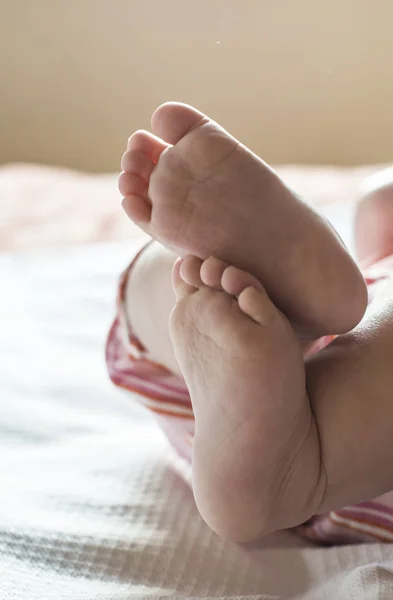 Pieds Bébé Gros Plan Sur Lit Lumière Naturelle Fenêtre Petite — Photo