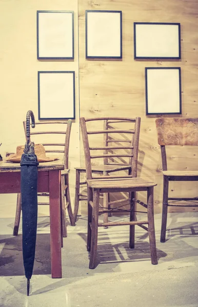 Intérieur Mobilier Chambre Vintage Vieille Table Chaises Parasol Chapeau Sur — Photo