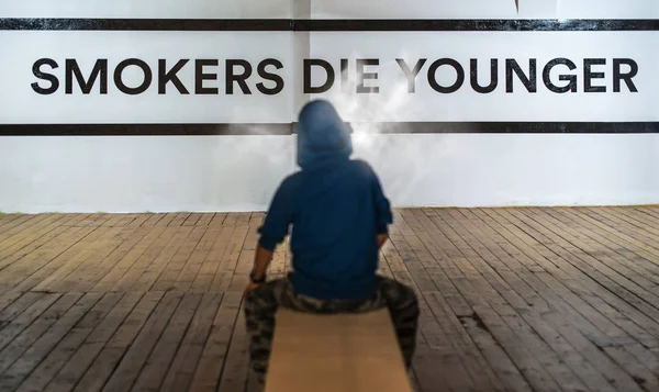 青少年吸烟和墙上的信息 吸烟者死得更年轻 禁止带孩子吸烟的概念 休闲装 — 图库照片