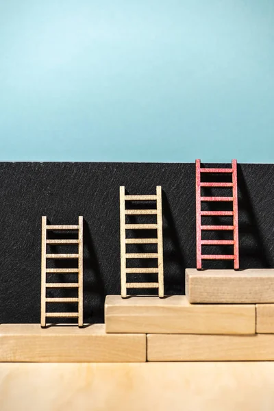 Des Échelles Sur Mur Concept Réussite Croissance Escaliers Blocs Bois — Photo