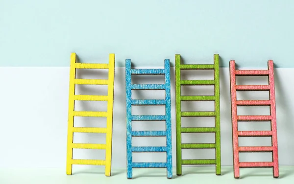 Scalette Multicolori Parete Toni Pastello Concetto Successo Crescita Metafore Commerciali — Foto Stock
