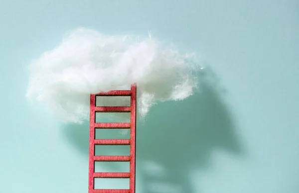 雲のメタファーに赤いはしご 成長とインターネットの概念クラウドネットワー キングします 青い壁 — ストック写真