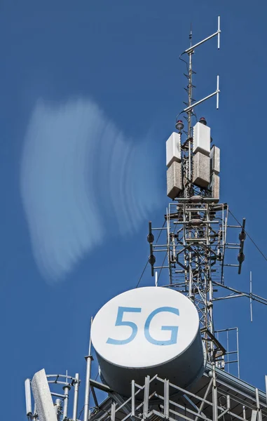 5G天线和Gsm发射机 高速5G互联网的概念 — 图库照片