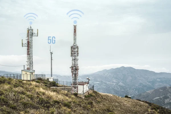5G天线和Gsm发射机 高速5G互联网的概念 — 图库照片