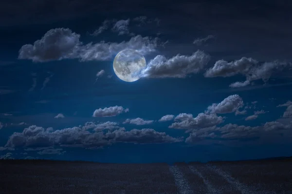 夜晚的月亮和云 月光和道路背景 深蓝色背景 — 图库照片