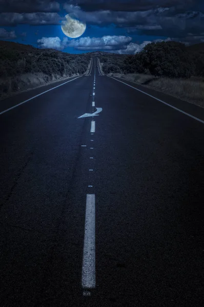 Gece Bulutlarda Işığı Yol Arka Plan Koyu Mavi Zemin — Stok fotoğraf