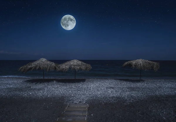 Sombrillas Paja Playa Noche Luz Luna Mar Cielo Estrellado Nocturno — Foto de Stock