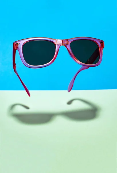 Jasně Růžové Barvě Sluneční Brýle Vzduchu Plovoucí Vzduchu Růžový Brýle — Stock fotografie