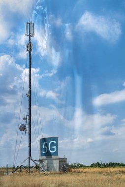 5g antenler ve Gsm vericileri. Yüksek hızlı 5g için kavram Internet. Mavi gökyüzü.