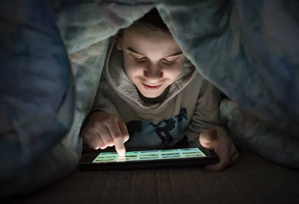 Βλέποντας Tablet Στο Κρεβάτι Του Παιδιού Φωτίζεται Πρόσωπό Παιδί Από — Φωτογραφία Αρχείου