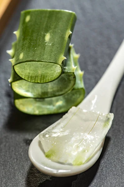 Aloe Vera Scheiben Auf Dunklem Hintergrund Und Löffel Mit Aloe — Stockfoto