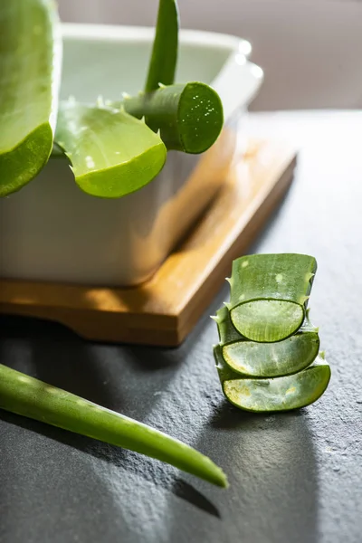 Rodajas Aloe Vera Sobre Fondo Oscuro Concepto Salud Belleza Piezas —  Fotos de Stock