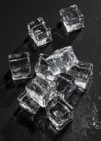Eiswürfel Auf Schwarzem Steinbrett Feuchte Eiswürfel Mit Wassertropfen Hartes Licht — Stockfoto