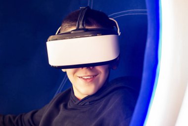 VR gözlük ile oyun oynayan çocuk. Teknoloji, eğlence bir