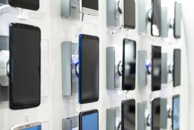 Mağaza rafındaki akıllı telefonlar. Kavram iletişim için bir
