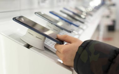 Mağaza rafındaki akıllı telefonlar. Çocuk cep telefonu te satın alma