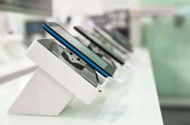 Mağaza rafındaki akıllı telefonlar. Kavram iletişim için bir