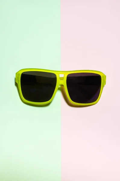 Πράσινο φωτεινό γυαλιά ηλίου σε παστέλ ροζ και πράσινο φόντο. S — Φωτογραφία Αρχείου