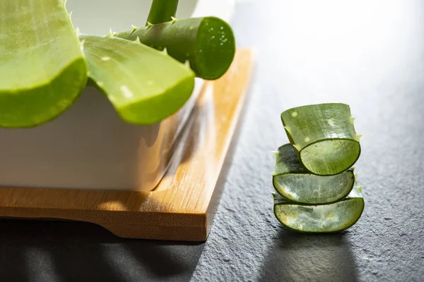 Aloe vera skivor på mörk bakgrund. Hälso-och skönhetskonceptet. — Stockfoto