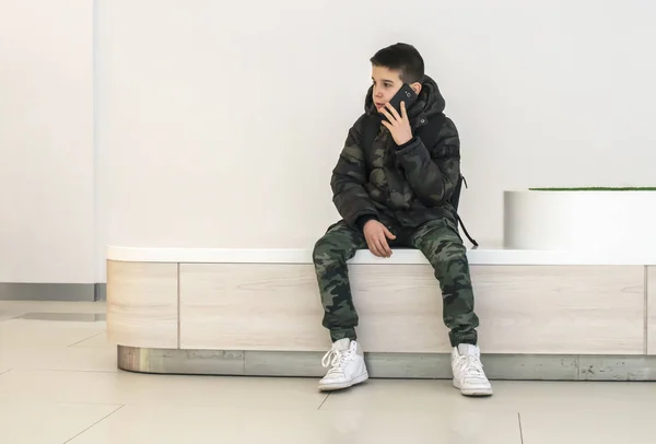 Teenager na smartphone v moderní obchodní centrum. Tech — Stock fotografie