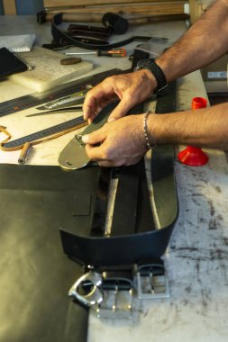 Atölyede terzi süreci deri.