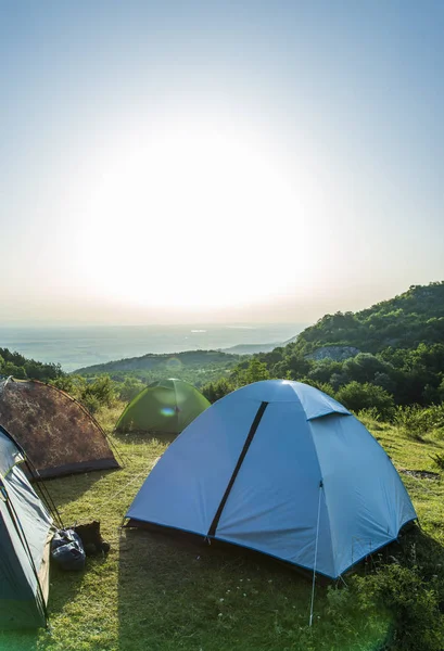 Muitas tendas na montanha. Manhã de sol na floresta . — Fotografia de Stock