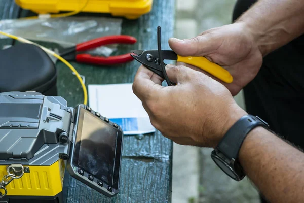 Gerät zur Befestigung von optischen Kabeln. Optische Internettechnologie — Stockfoto