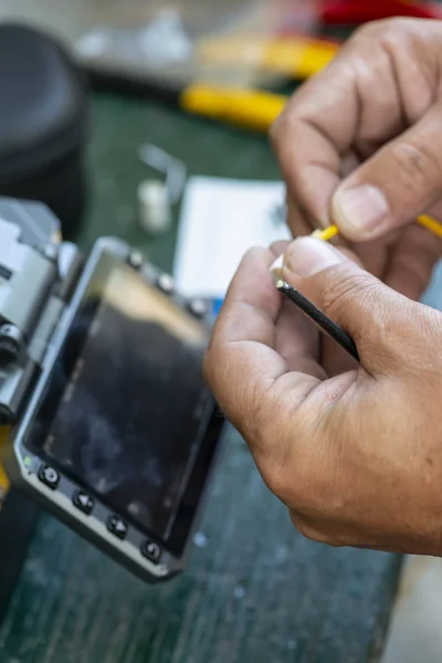 Gerät zur Befestigung von optischen Kabeln. Optische Internettechnologie — Stockfoto