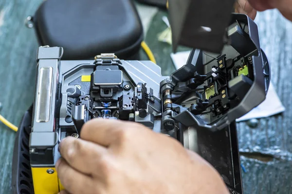 Gerät zur Befestigung von optischen Kabeln. Optische Internettechnologie — Stockfoto