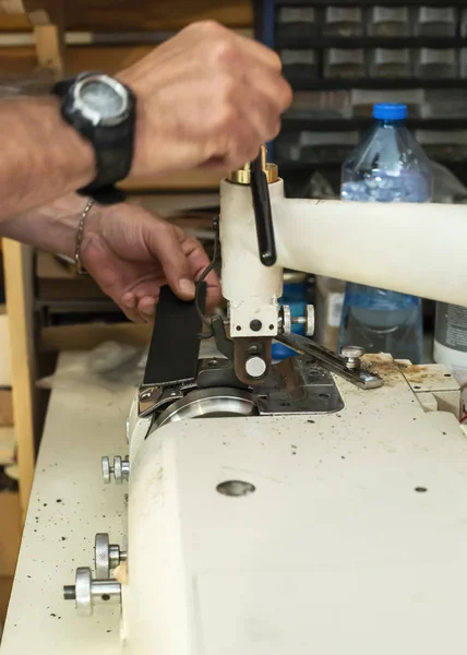 Schneiderei verarbeitet Leder in Werkstatt. — Stockfoto