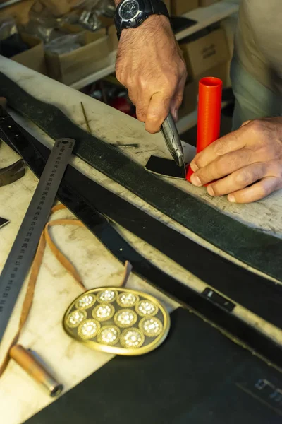 Schneiderei verarbeitet Leder in Werkstatt. — Stockfoto