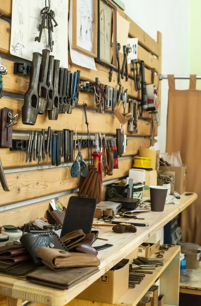 Hammer auf Tisch und Leder in der Werkstatt. — Stockfoto