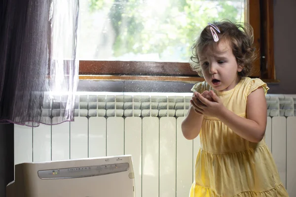 Klein meisje in een stoffige kamer. Air reiniger en hoesten Kid. Stof — Stockfoto