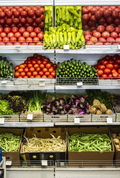 Legumes na prateleira do mercado . — Fotografia de Stock