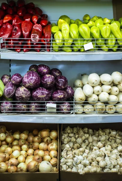 Légumes sur étagère sur le marché . — Photo