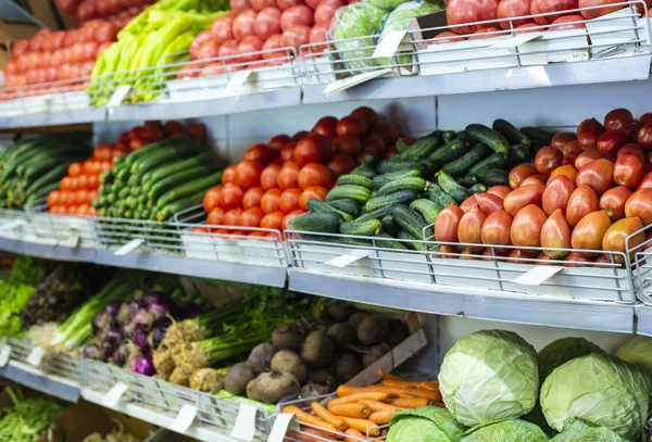 Vegetales en estantería en el mercado . — Foto de Stock
