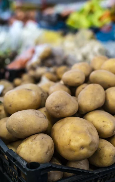 Batatas em cativeiro no mercado . — Fotografia de Stock