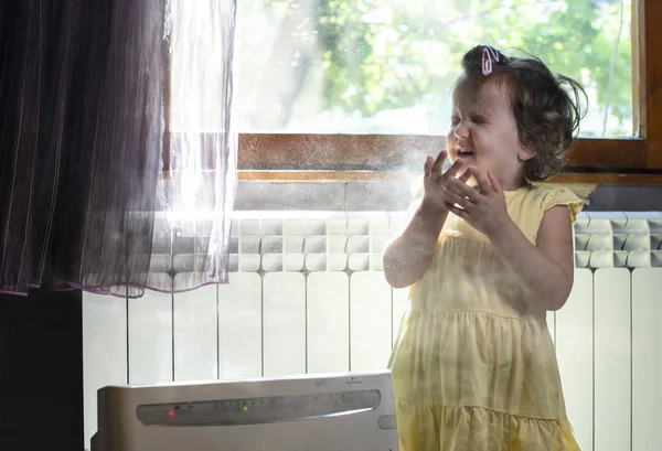 Klein meisje in een stoffige kamer. Air reiniger en hoesten Kid. Stof — Stockfoto