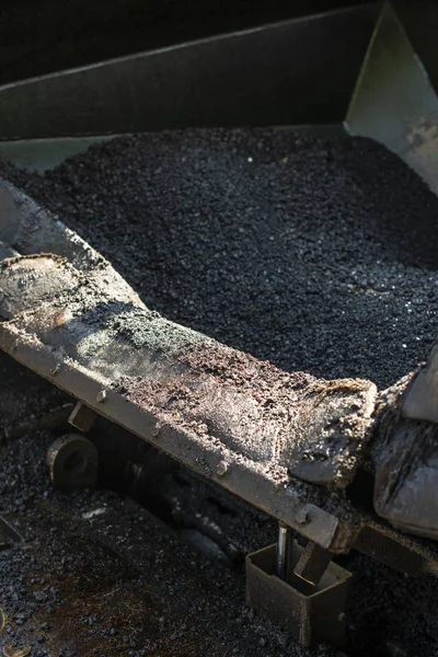 Asphaltmaschine auf der Straße. — Stockfoto